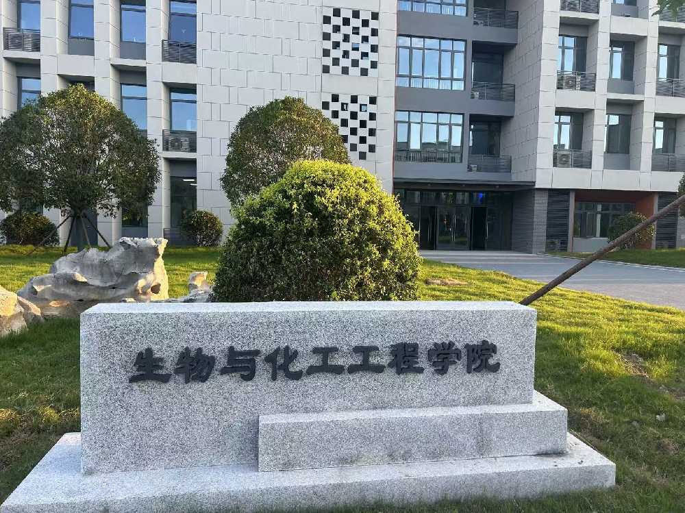 白塔区扬州职业大学体育场高杆灯项目